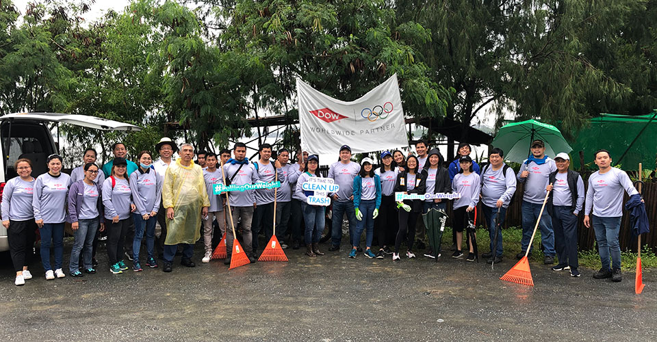 group photo from Pulling Our Weight clean up event